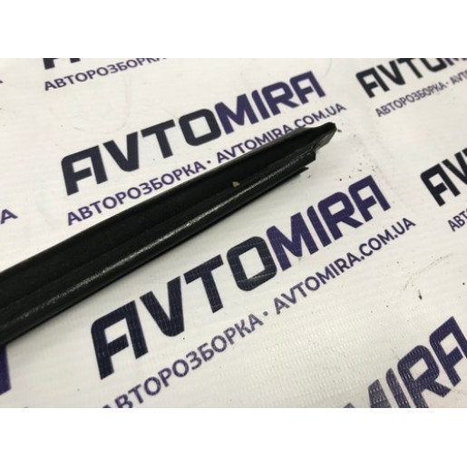 Уплотнитель стекла двери задней правой внутренний Opel Corsa D HB 5дв. 2006-2014 13188981